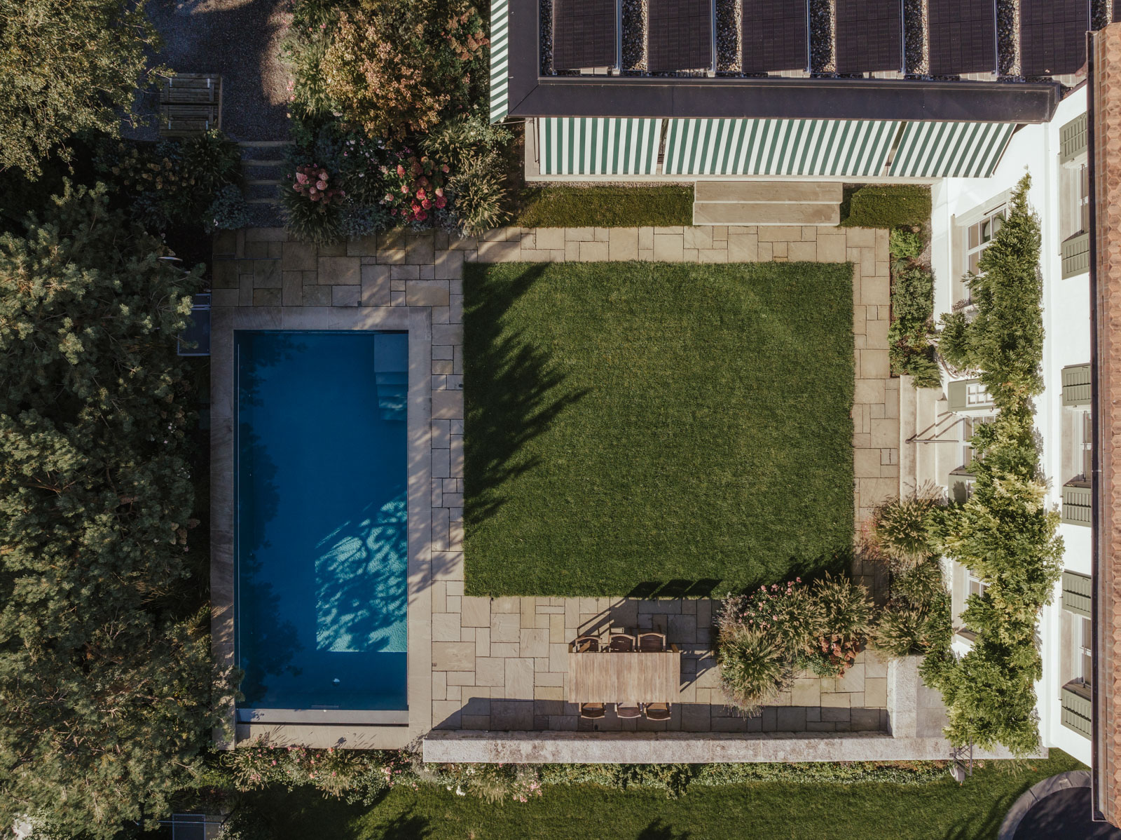 Simon Rüegg Landschaftsarchitektur-Fotografie Swimmingpool Pool Garten Sitzplatz MARCOLEU